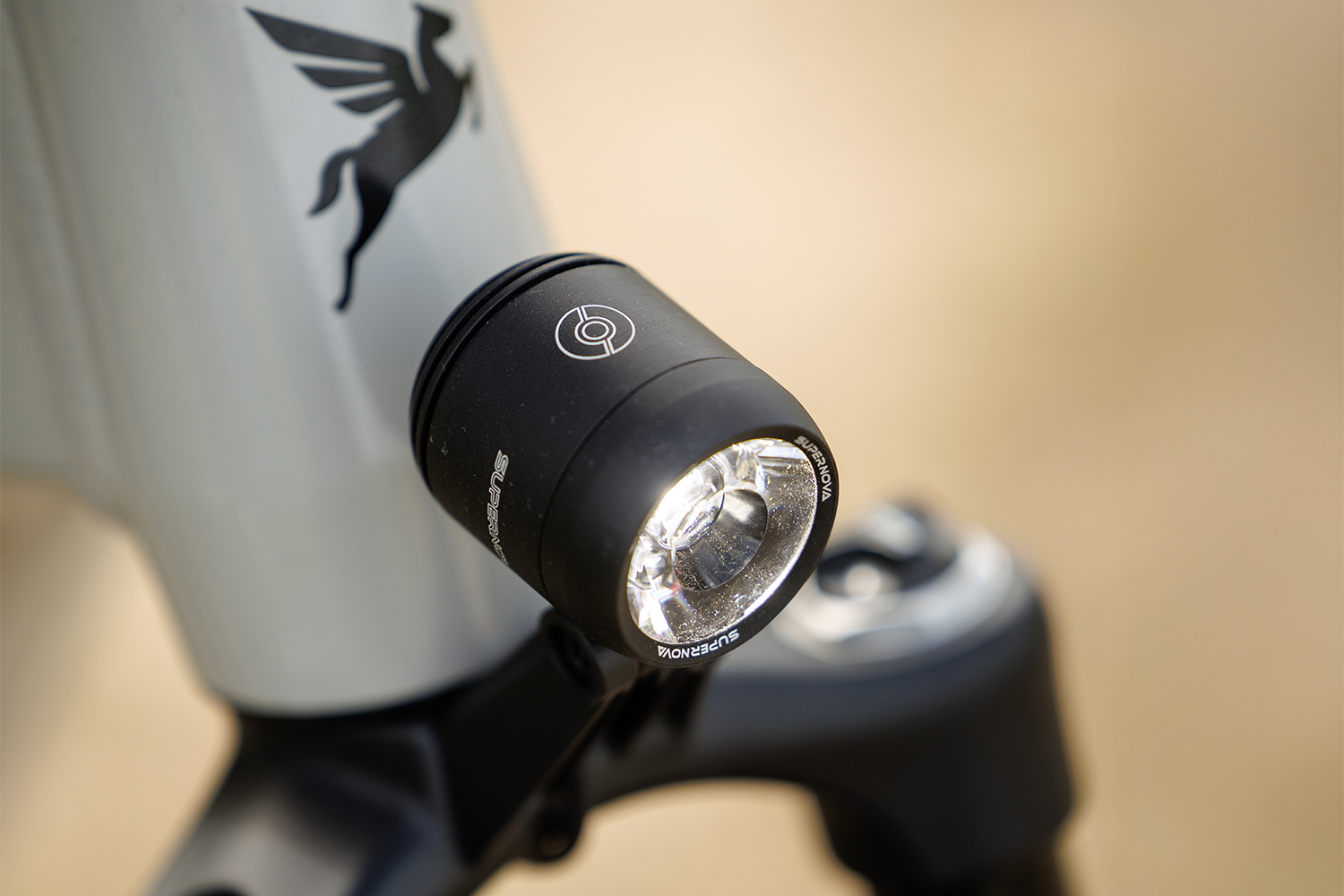 estremo-evo-12-lite_526907300845_frontleuchte